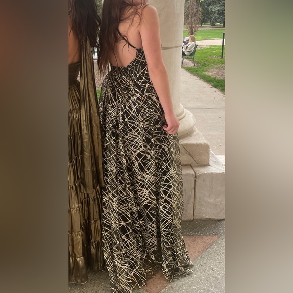 Beautiful Black and Gold Prom Dress Size 4 - Picture 4 of 4